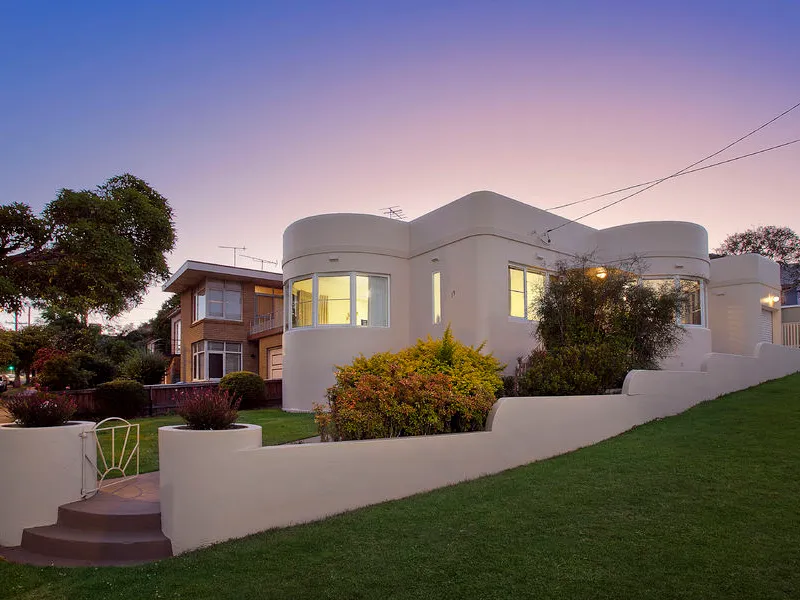 An Iconic P & O Classic of Light & Convenience