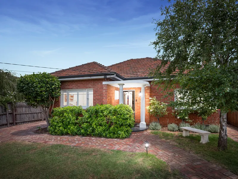 Art Deco Features & Room To Relax