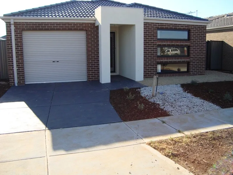 STYLISH 3 BEDROOM HOME - AVAILABLE NOW!