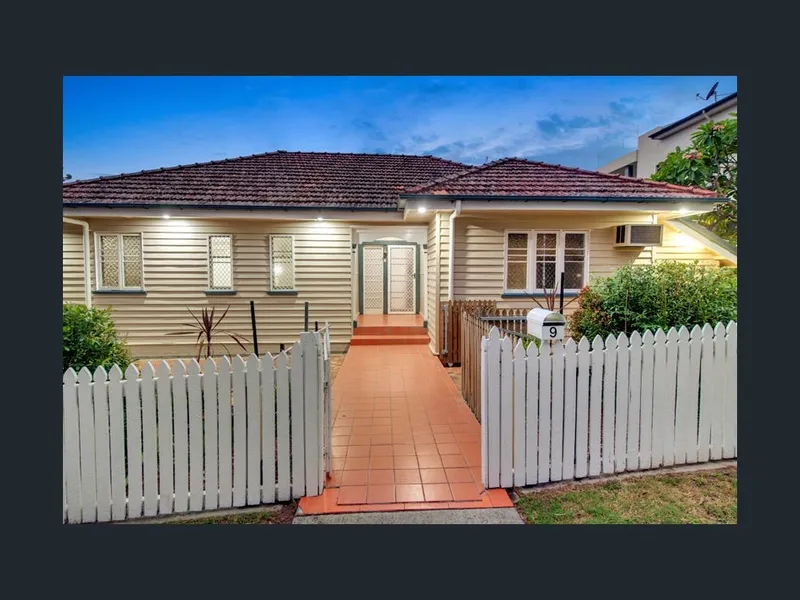 Stunning 3-Bedroom House with Sunroom, Garage, and Spacious Backyard in Ipswich, Queensland! Immediate Availability!