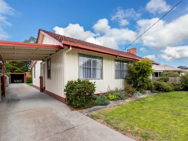 Do not miss this family home at this price. Excellently presented with nothing to do.