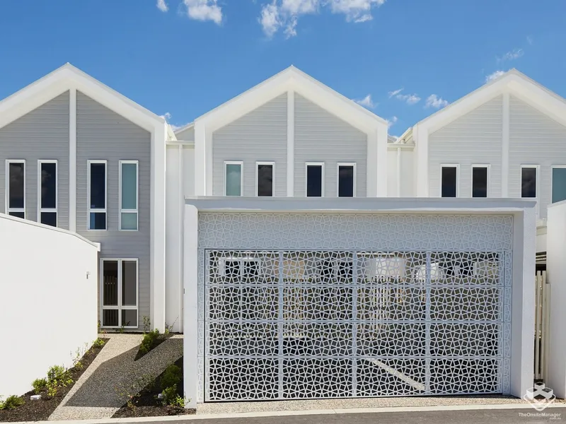 Beautiful parkland townhome with double garage