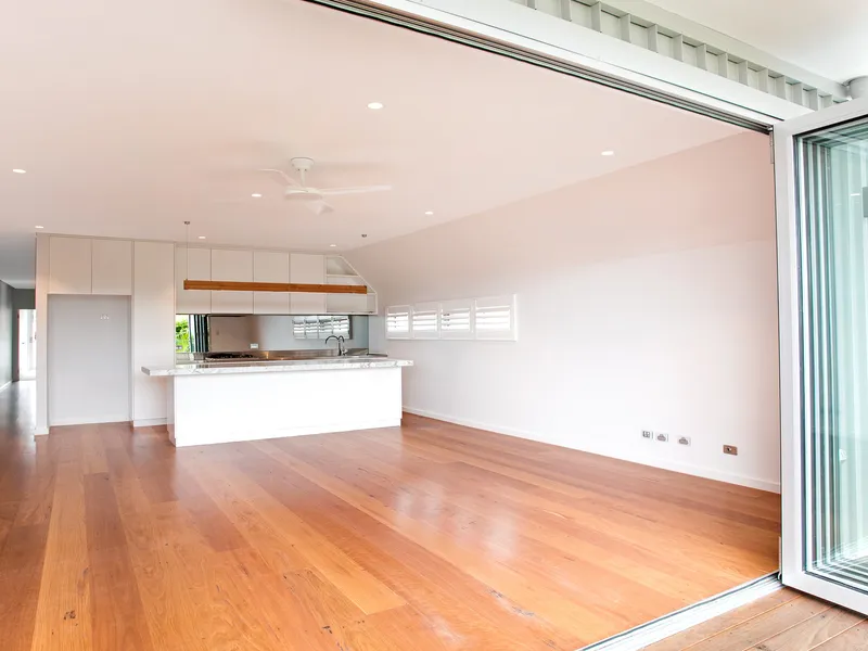 Stunning Three Bedroom Apartment In Freshwater Basin!