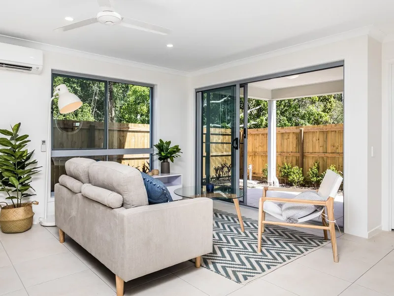 Contemporary 3 Bedroom Townhouse With Space & Light!