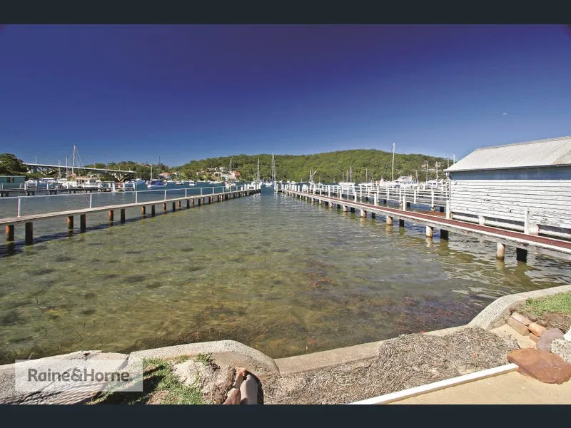 STUNNING TOWNHOUSE WITH A SHARED JETTY !