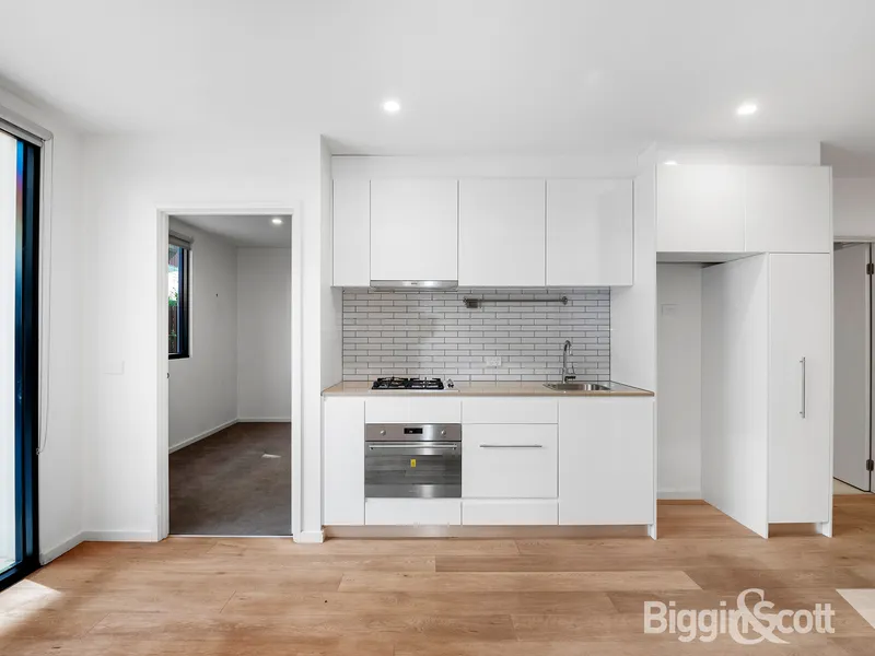 STYLISH & SOPHISTICATED, GROUND FLOOR APARTMENT WITH LARGE NORTH FACING PRIVATE COURTYARD