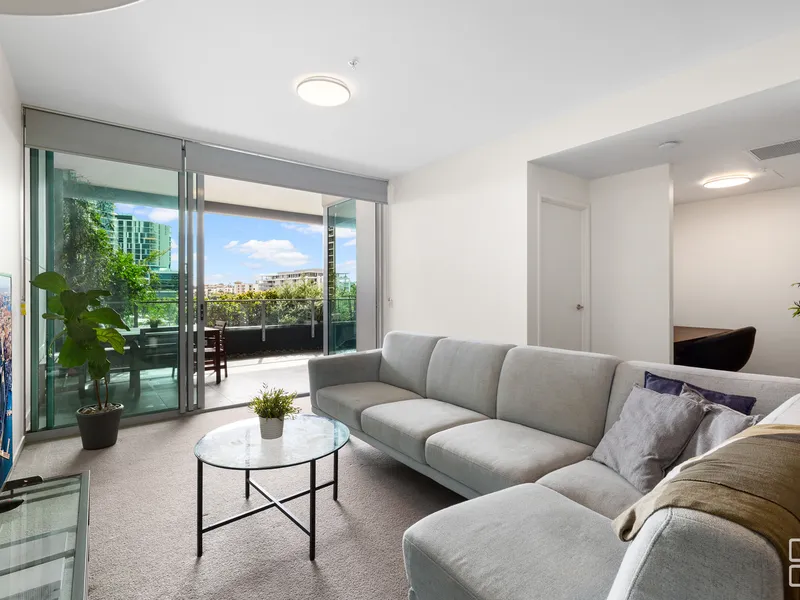 Luxurious modern apartment at landmark 'Skyring'