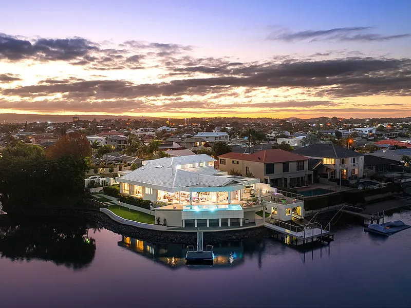 Isle of Sorrento's Most Magnificent Entertainer - Point Position and fully furnished