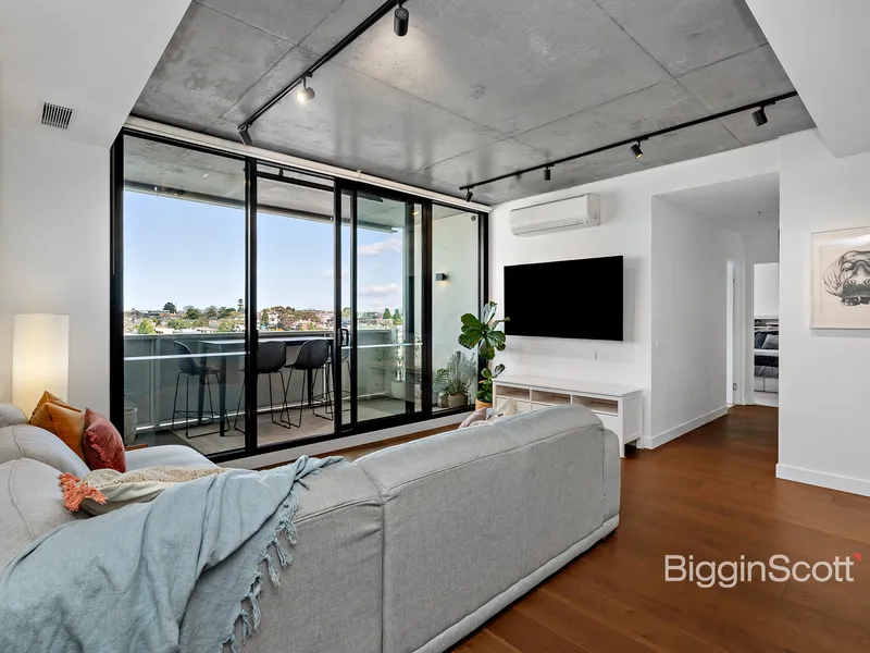 A RARE FIND, BEAUTIFUL 3 BEDROOM APARTMENT IN DESIRABLE MALT DISTRICT!!!