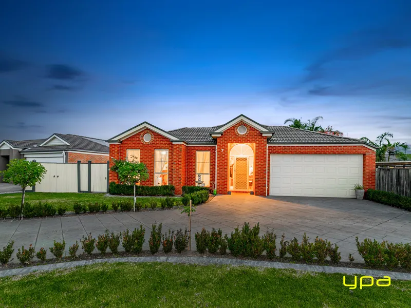 Year-Round Outdoor Living & Dining in Luxurious Pergola 