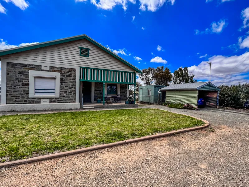 Lovely Bluestone Cottage with Fabulous Shedding