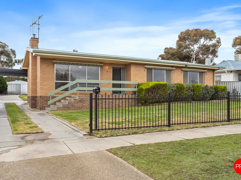 Great Location, Side Access and Shedding!