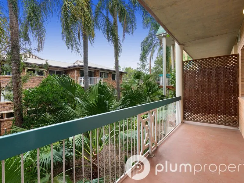 Walk to train, bus and local shops! Available now!