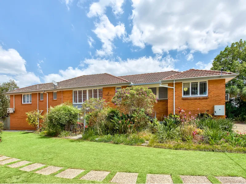 In the Heart of Hendra! Spacious 5-Bedroom Residence!