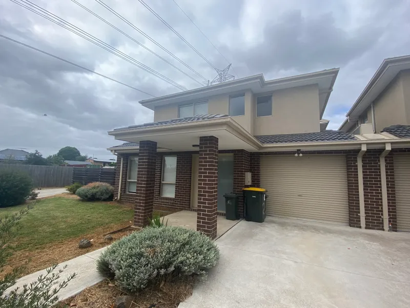 SPACIOUS 2 BEDROOM TOWNHOUSE!!