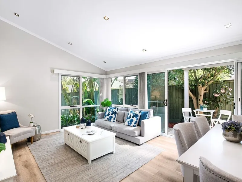 Sundrenched Townhouse Close To All Amenities