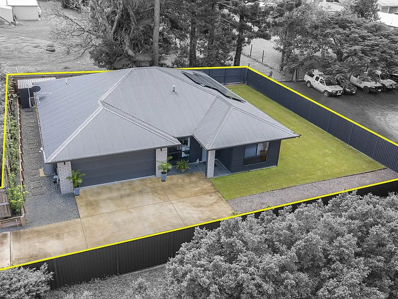 Stylish modern home just a short walk to town