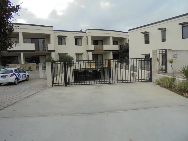 UNFURNISHED 3 BEDROOM 2 BATHROOM APARTMENT