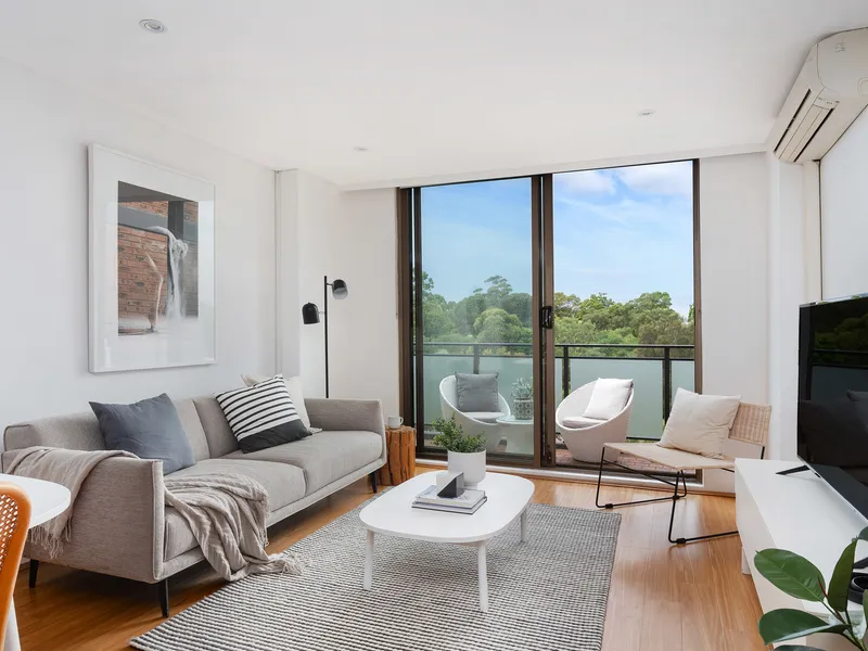 East facing top floor apartment with park views