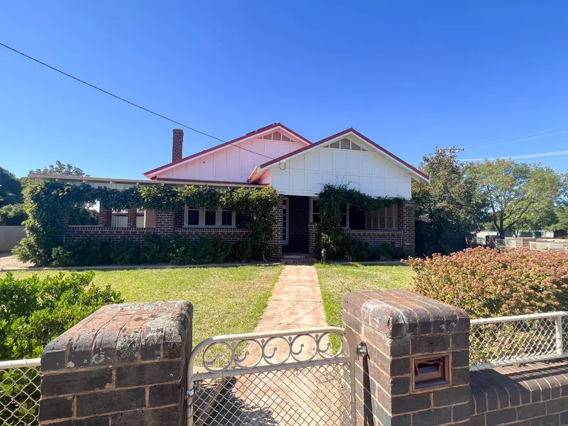 Charming 4 Bedder With Heritage Features & Modern Comforts