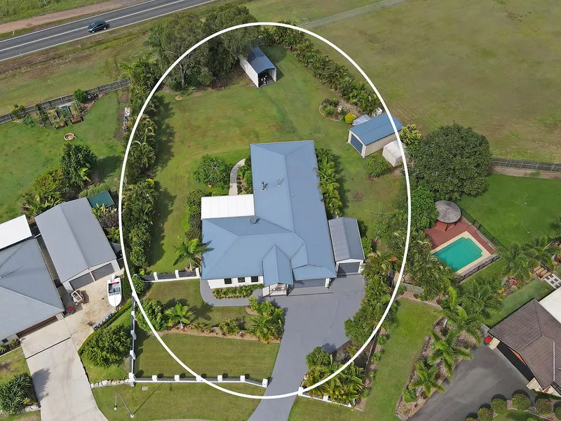 Golfer's Dream - 1km From the Green