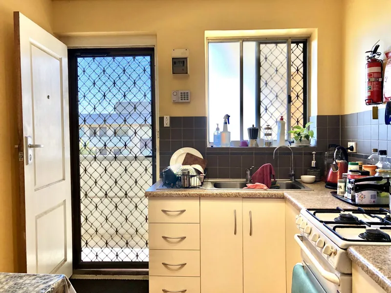 Fully furnished 2 br top floor unit, walking distance to shopping ctr, bus, 4km to beach, 7km to city