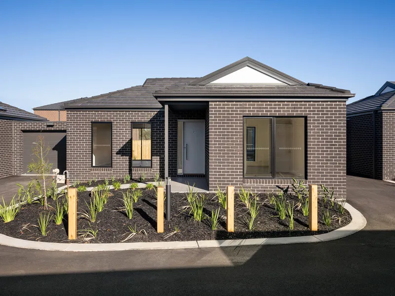 Beautiful, Modern Villa Home In A Desirable Location - Available Now