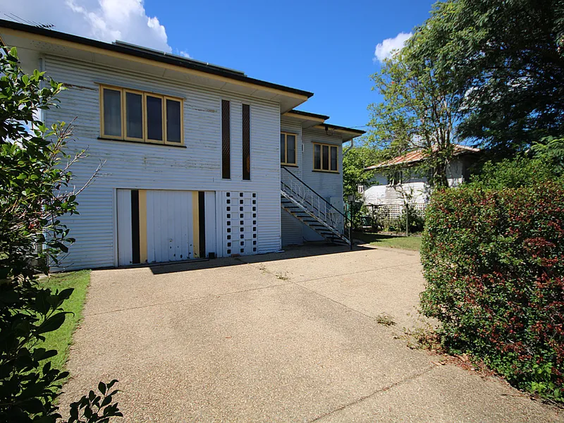 EXTRA LARGE  3 BEDROOM HOME. 809m2 ALLOTMENT. SIDE ACCESS. FABULOUS LOCATION IN PARK AVENUE.