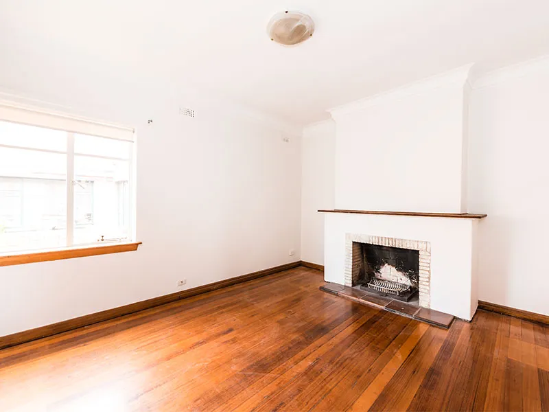 DELIGHTFUL DECO IN A CENTRAL ST KILDA LOCATION