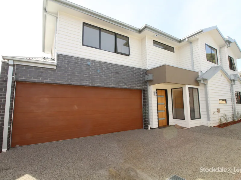 3 BEDROOM TOWNHOUSE FOR RENT IN NEWPORT !!