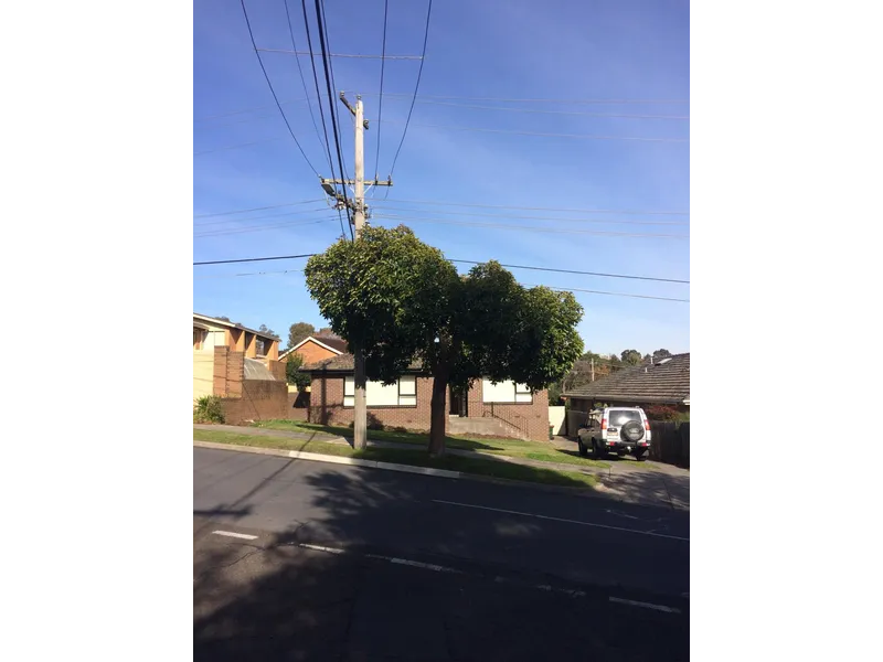 3 Bedroom Home, 2 min to Schools, Bus stop & Local shops. BYO kids BBQ and Dog!