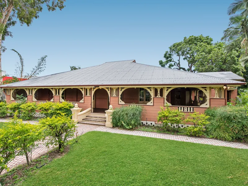 HUGE QUEENSLANDER - FAMILY APPEAL ON 1664M2 ALLOTMENT.