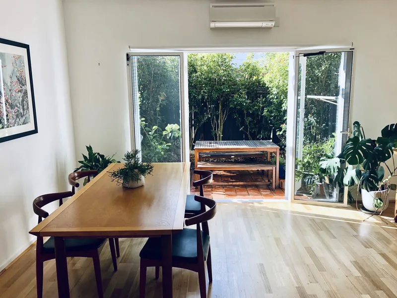 Stunning and spacious Hawthorn townhouse near university, parks and train station