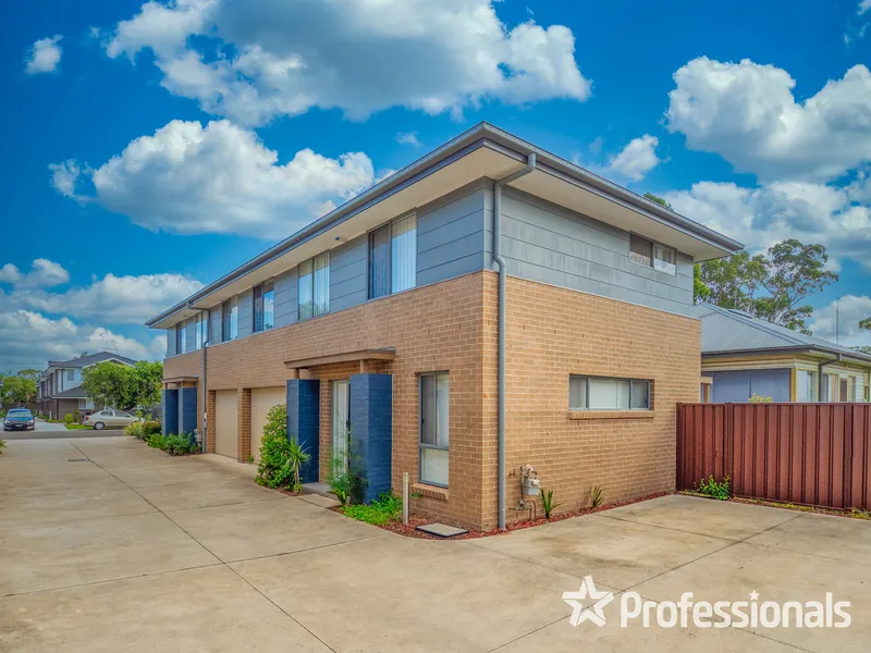 Modern Townhouse... Top Location & Low Strata!!