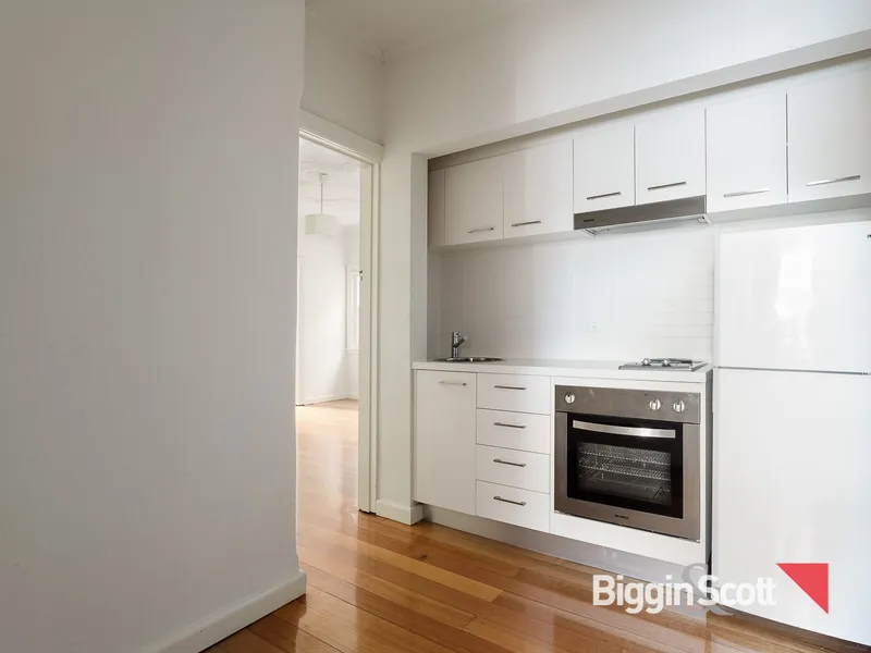 **2 WEEKS RENT FREE** LIGHT & BRIGHT ART DECO APARTMENT WITH MODERN FEATURES, BOUTIQUE BLOCK, AMAZING LOCATION!