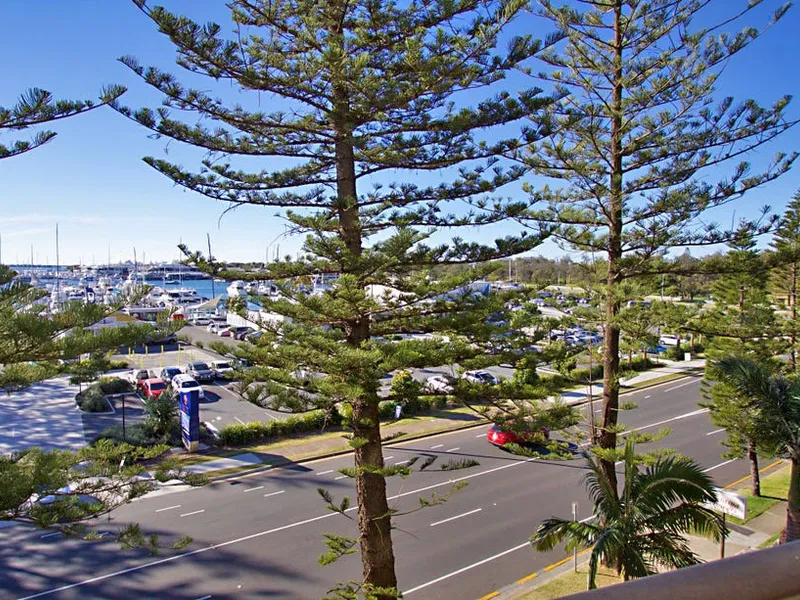 Beautiful Marine Views - Walk to Beach