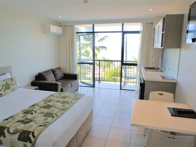 PALM TREE VISTAS AND SEA BREEZES...