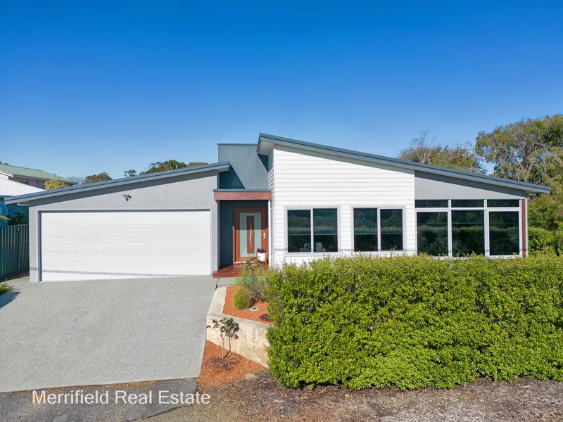 STYLISH LIVING NEAR THE WATER’S EDGE