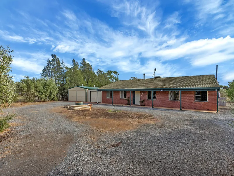 Four Bedroom Property on Land!