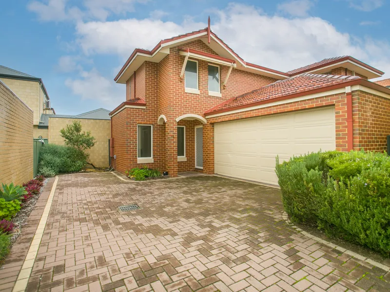 Modern townhouse minutes from Airport