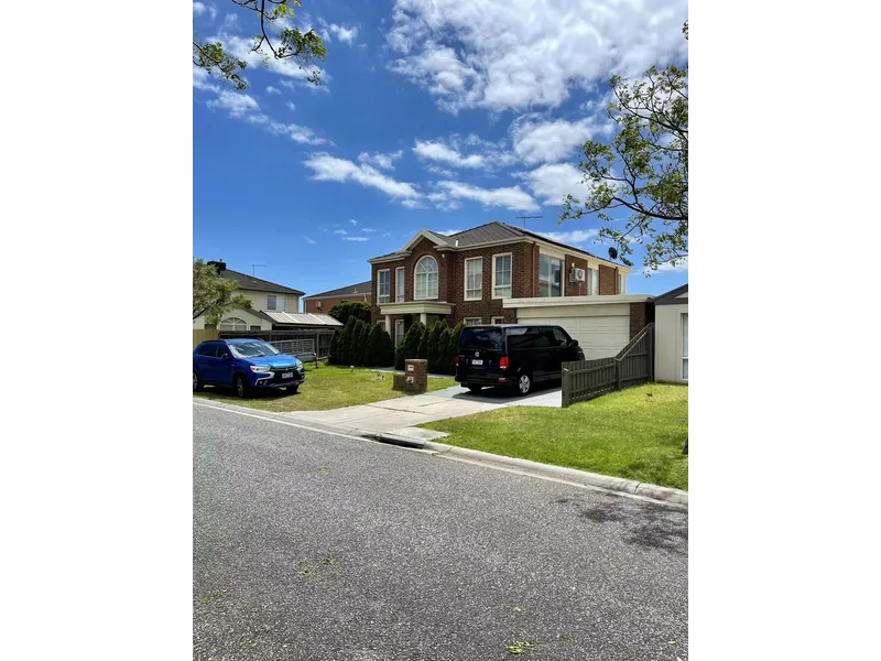 Huge resort style family house at Patterson Lakes with free rental period!