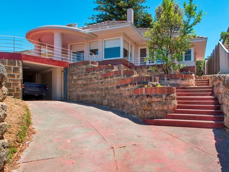 PET FRIENDLY, THREE BEDROOM HOME!