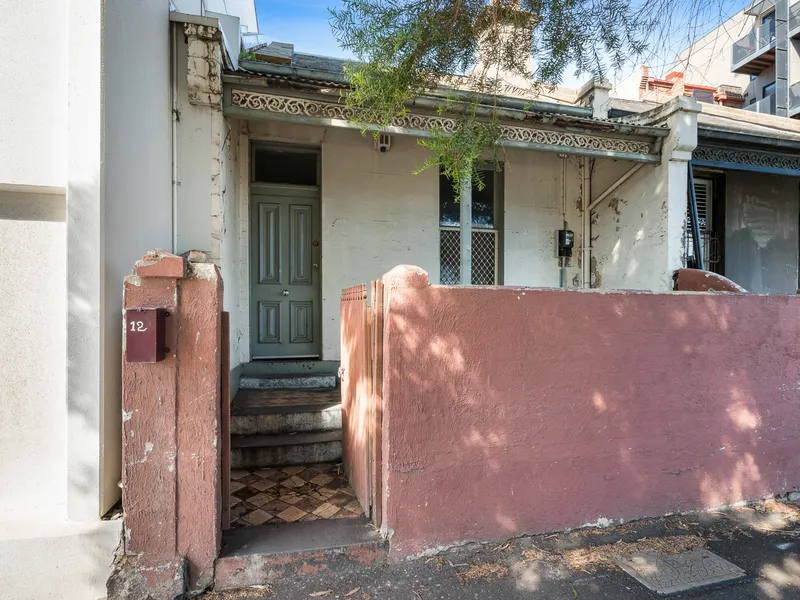 Single-fronted, renovated bliss in inner-city locale!