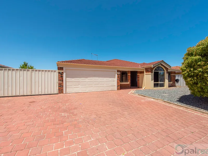 Side access and a swimming pool