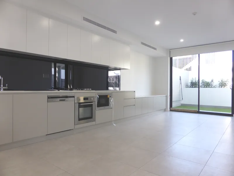 BLUE boutique apartments - Luxury Appointed 1br Residence, Huge Level Yard A/C Large Outdoor Entertaining Area - Secure Undercover Vehicle Space