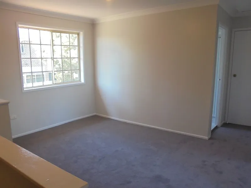 SHORT WALKING DISTANCE TO MOUNT DRUITT WESTFIELDS!!!