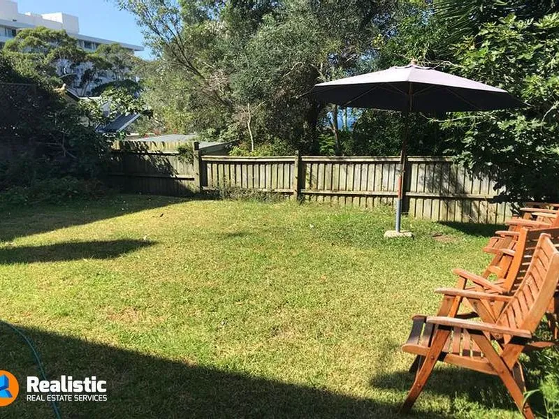 Spacious Garden Apartment in an Art Deco block of 4, walk to the Beach and Ferry.