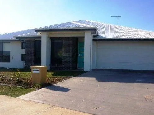 MODERN DUPLEX MINUTES FROM BEACH