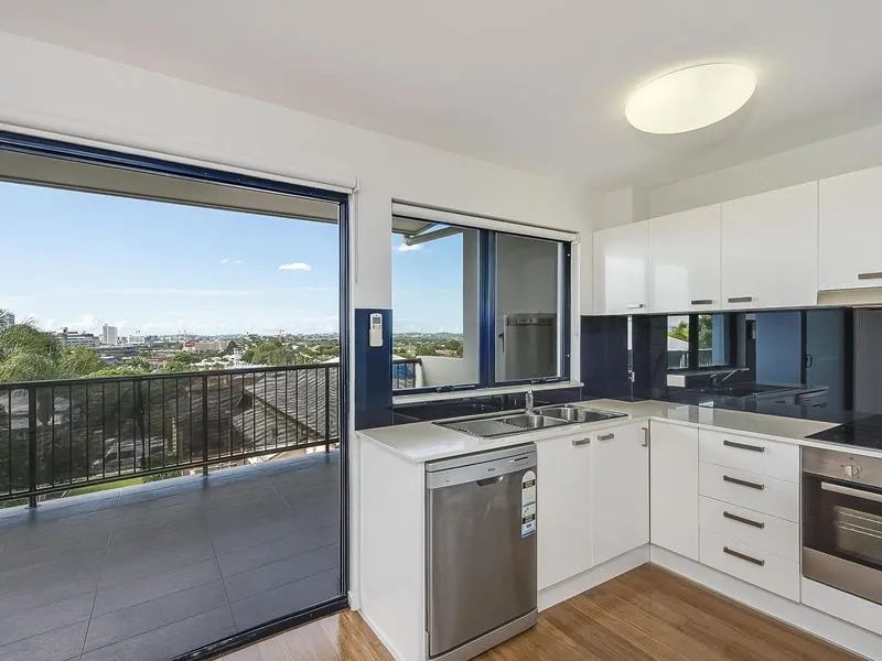 Generously proportioned apartment with city glimpses