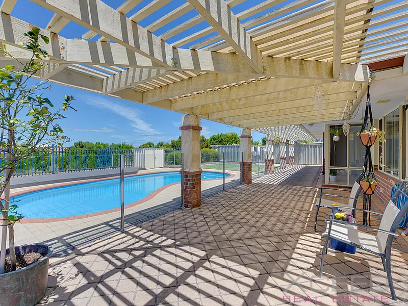 A Must See! Sparkling Pool.